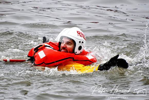 RNLI - Queensferry Loony Dook 0043