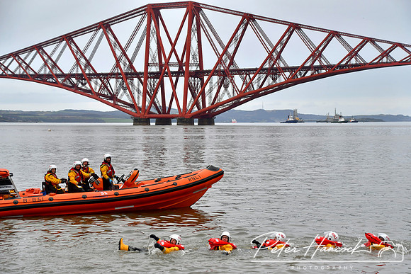 RNLI - Queensferry Loony Dook 0044