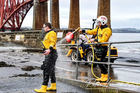 RNLI - Queensferry Loony Dook 0105